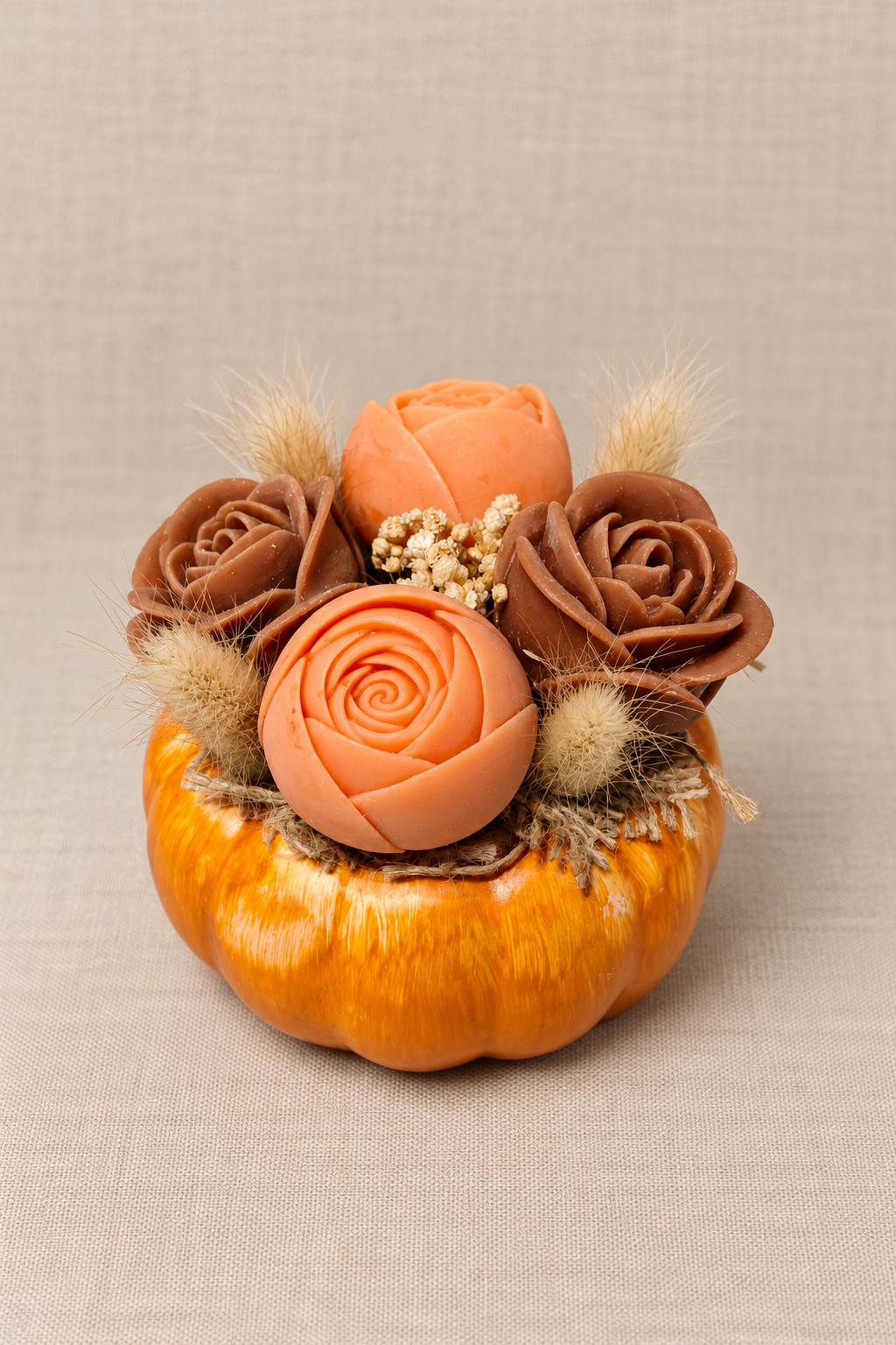 Wachstoria Casara Wachsblumen – Orange · orange-braune Rosen im Kürbisgefäß