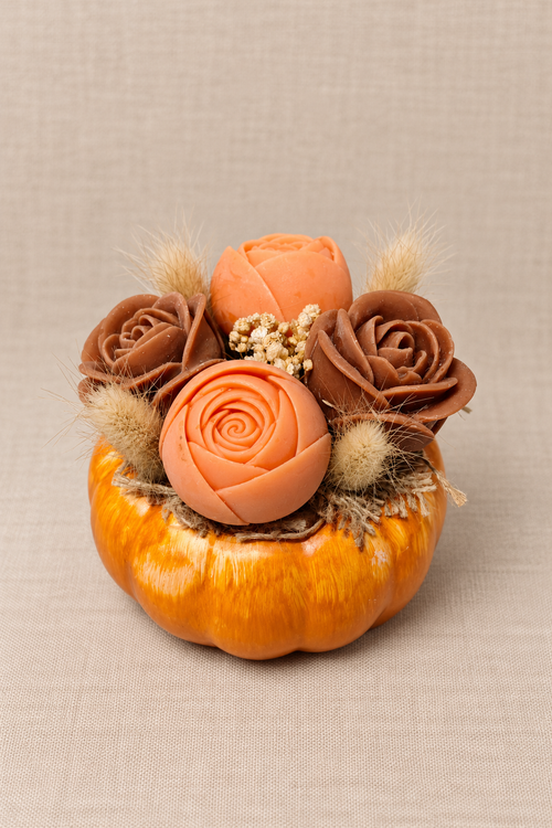 Wachstoria Casara Wachsblumen – Orange · orange-braune Rosen im Kürbisgefäß