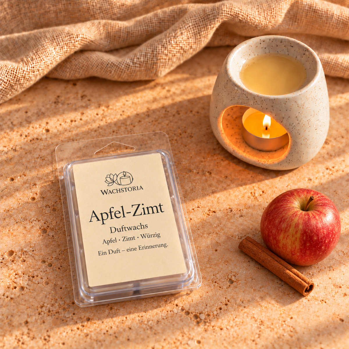 Wachstoria Duftwachs Apfel-Zimt, 75 g. Die Originalverpackung liegt flach auf dem Tisch. Duftlampe und Dekoration nicht enthalten.