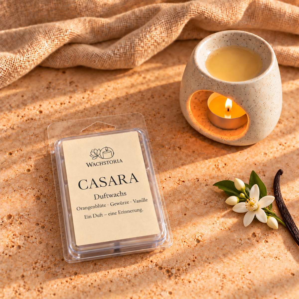 Wachstoria Duftwachs Casara, 75 g. Die Originalverpackung liegt flach auf dem Tisch. Duftlampe und Dekoration nicht enthalten.