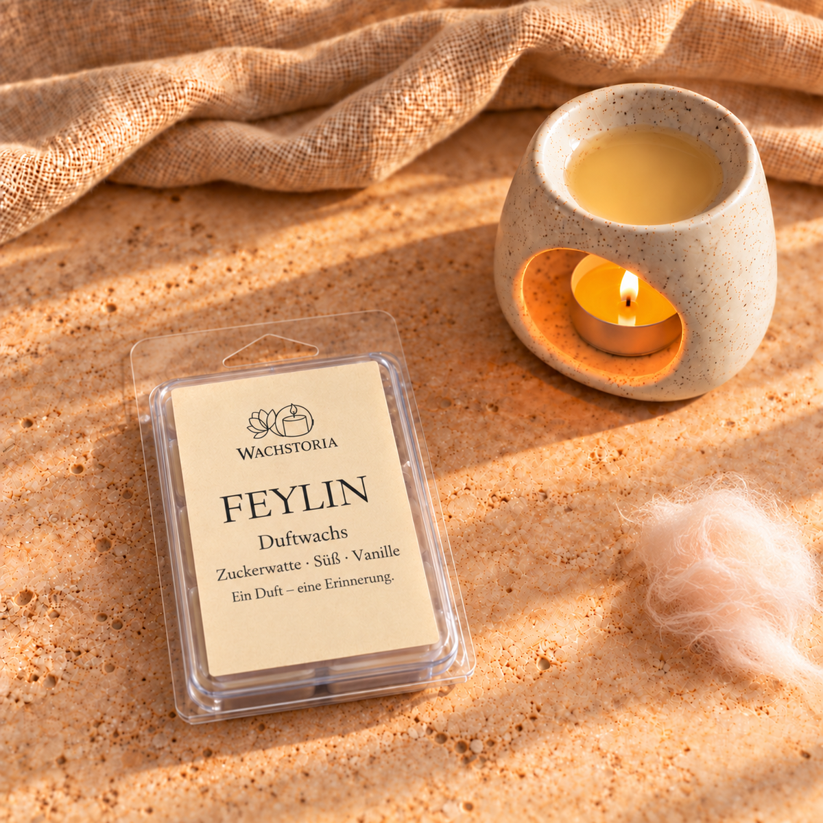 Wachstoria Duftwachs Feylin, 75 g. Die Originalverpackung liegt flach auf dem Tisch. Duftlampe und Dekoration nicht enthalten.