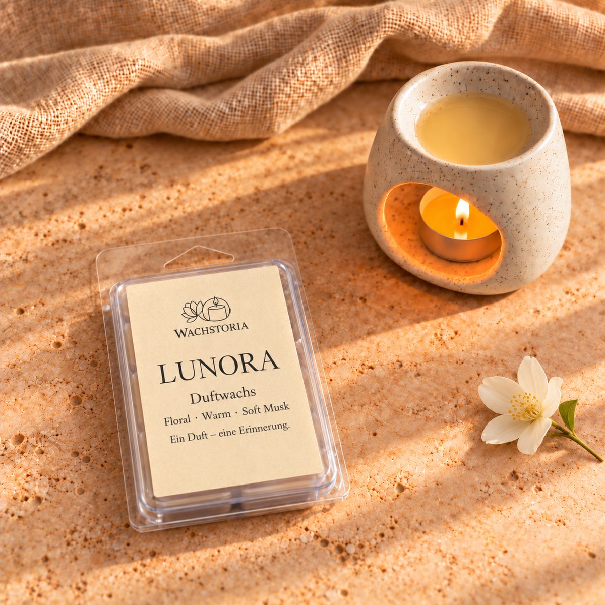 Wachstoria Duftwachs Lunora, 75 g. Die Originalverpackung liegt flach auf dem Tisch. Duftlampe und Dekoration nicht enthalten.