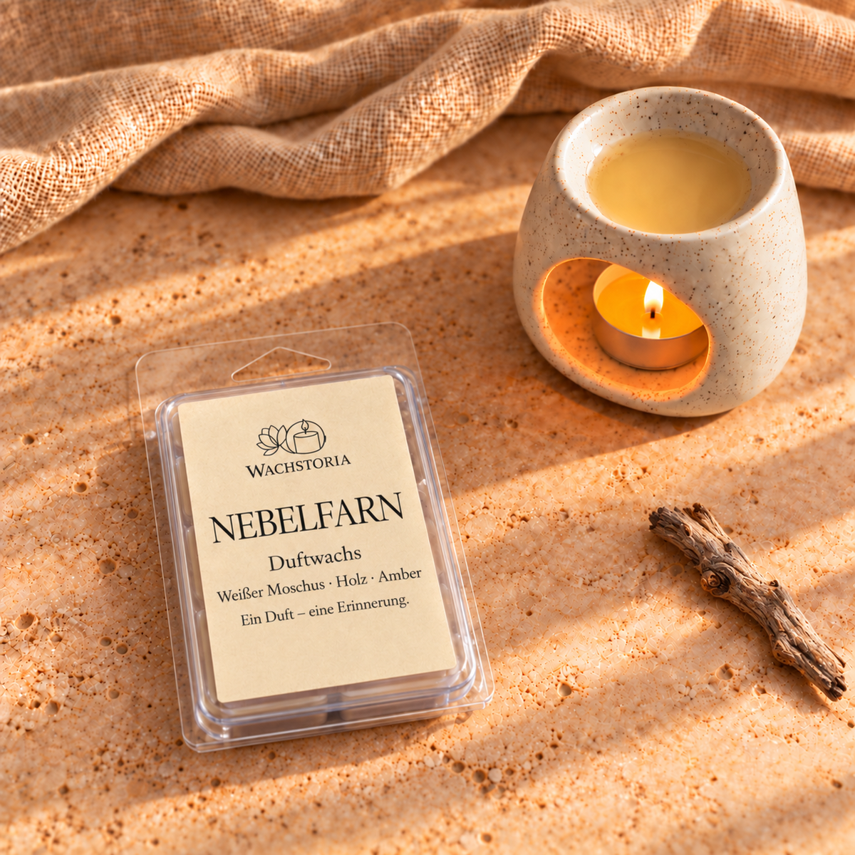 Wachstoria Duftwachs Nebelfarn, 75 g. Die Originalverpackung liegt flach auf dem Tisch. Duftlampe und Dekoration nicht enthalten.