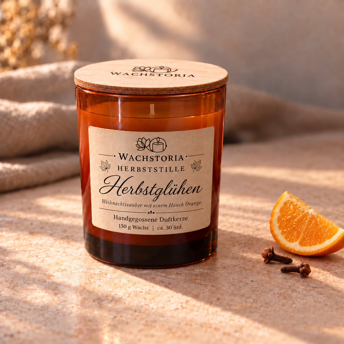 Wachstoria Duftkerze Herbstglühen, 150 g, im bernsteinfarbenen Glas mit Holzdeckel, mit Orange und Gewürznelken.