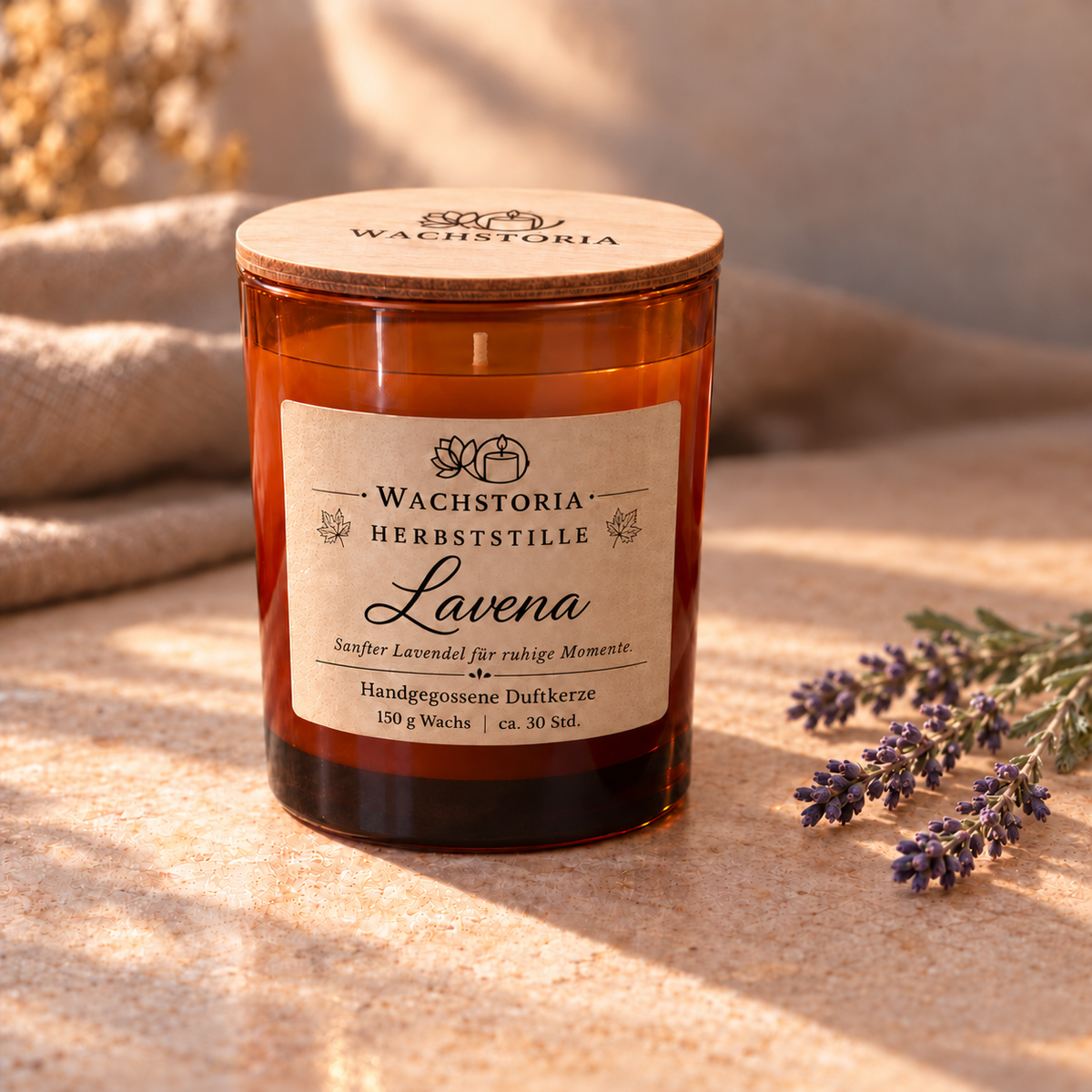 Wachstoria Duftkerze Lavena, 150 g, im bernsteinfarbenen Glas mit Holzdeckel, mit Lavendelzweigen.