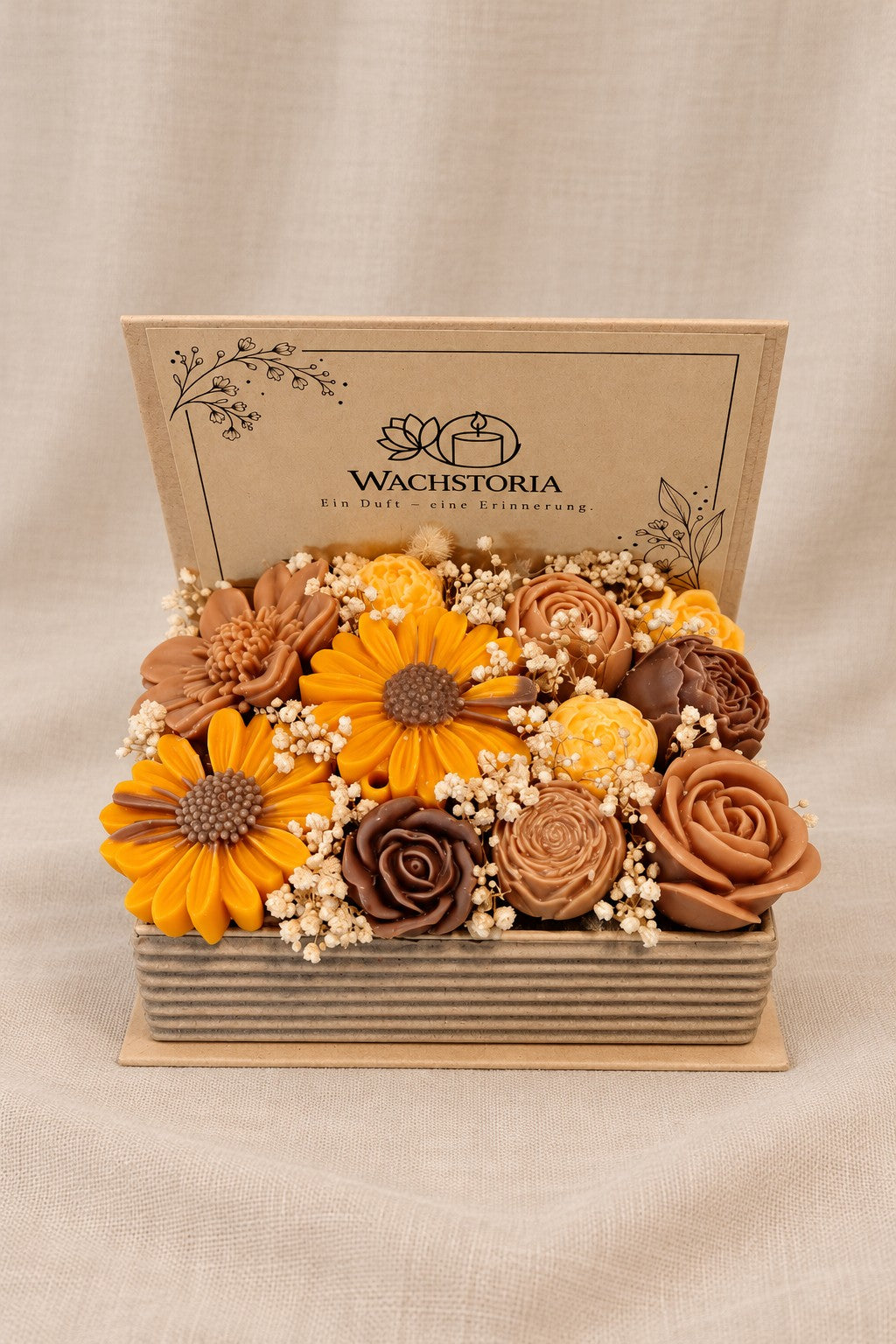 Wachsblumen in einer Buchbox mit gelben und braunen Blüten